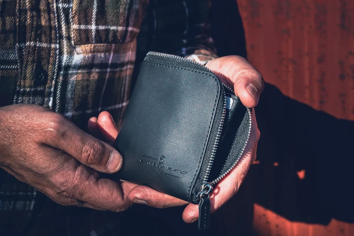 THE CARRY LEATHER ZIP WALLET