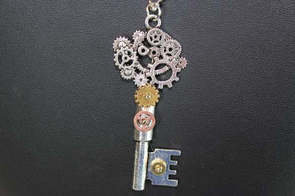 Steampunk Anhänger mit Kette - Schlüssel mit Zahnrädern