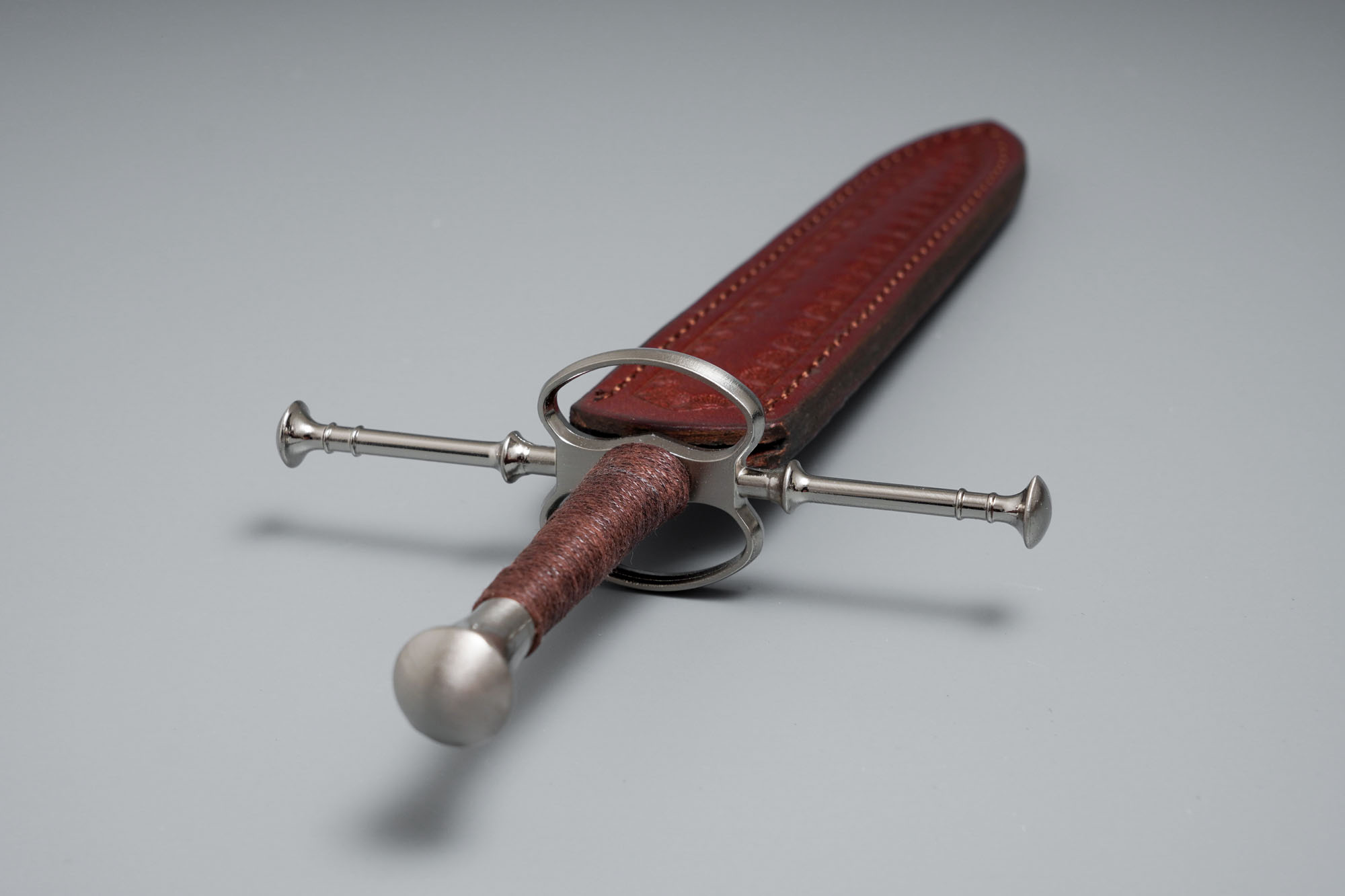 Mittelalterlicher Dolch / Brieföffner mit Scheide und Ständer