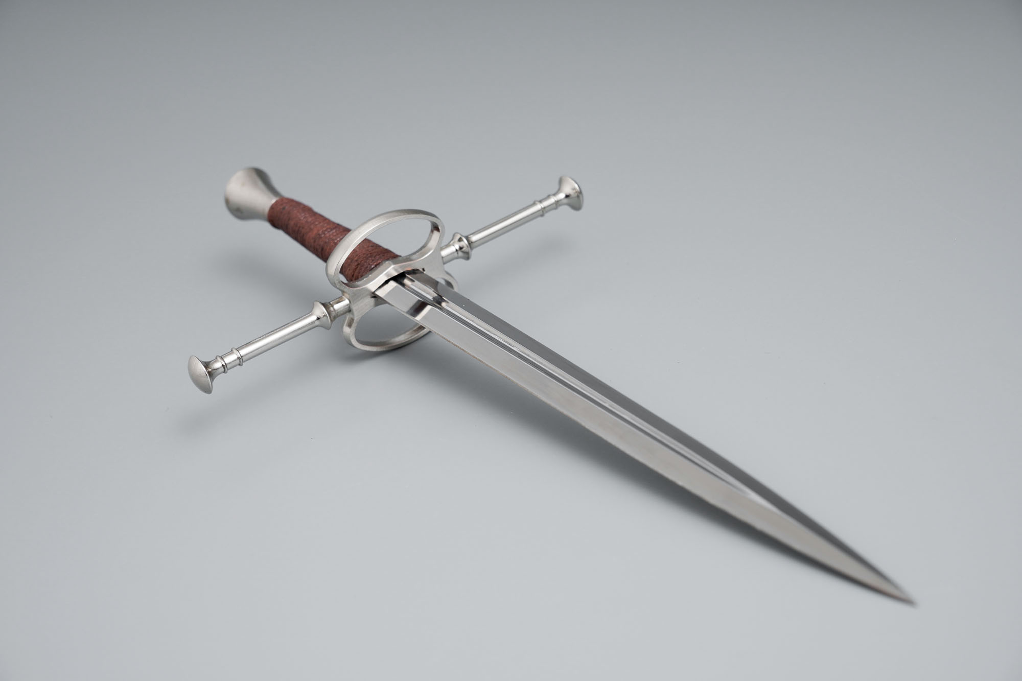 Mittelalterlicher Dolch / Brieföffner mit Scheide und Ständer