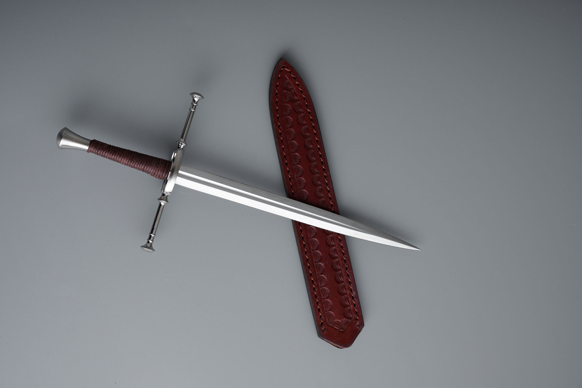 Mittelalterlicher Dolch / Brieföffner mit Scheide und Ständer