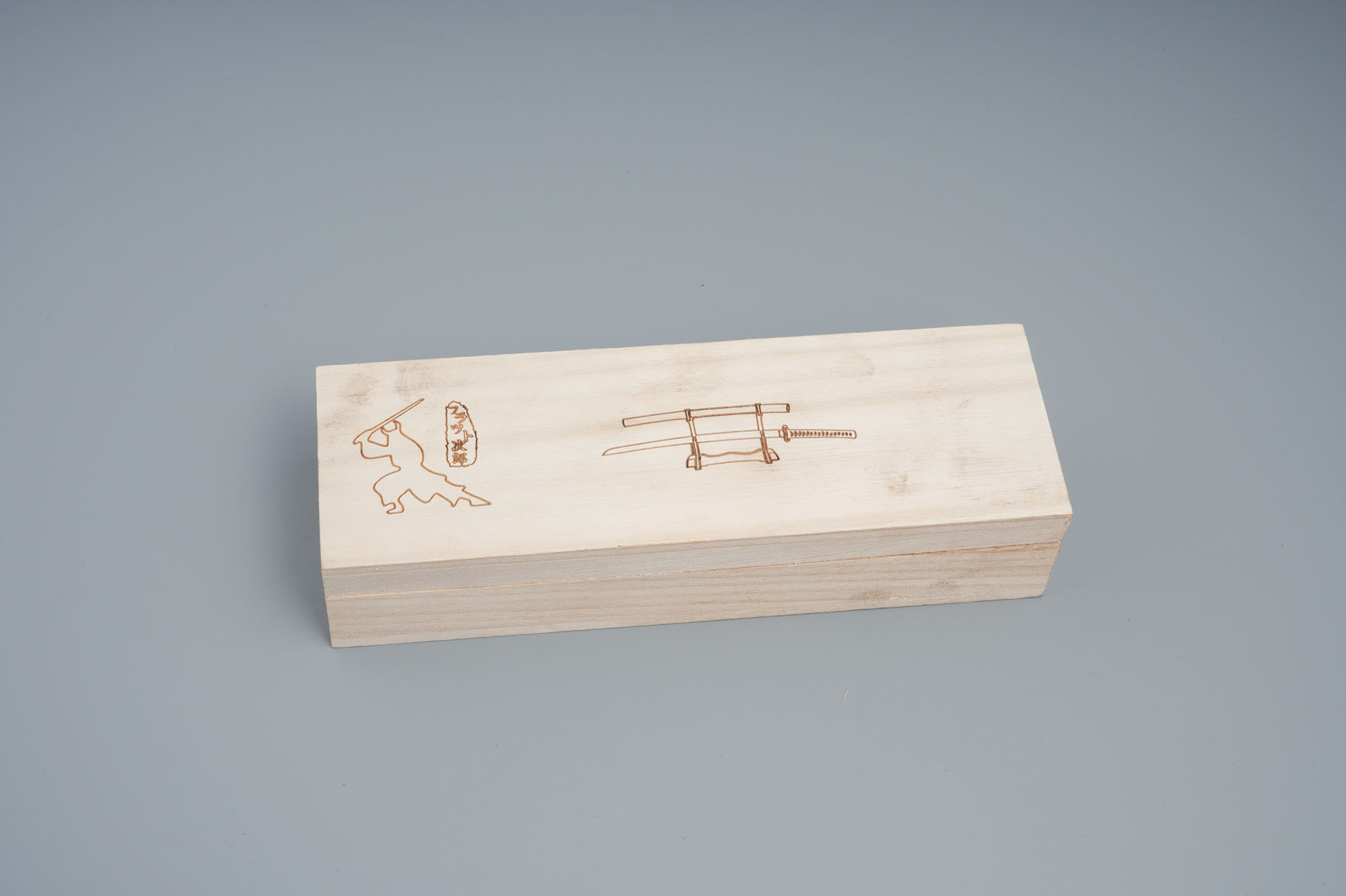 One Piece: Zoro's "Shuusui" Mini-Katana Brieföffner – Geschenk-Set in Holzbox