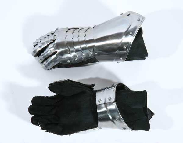 Wearable gauntlet with lining, right hand