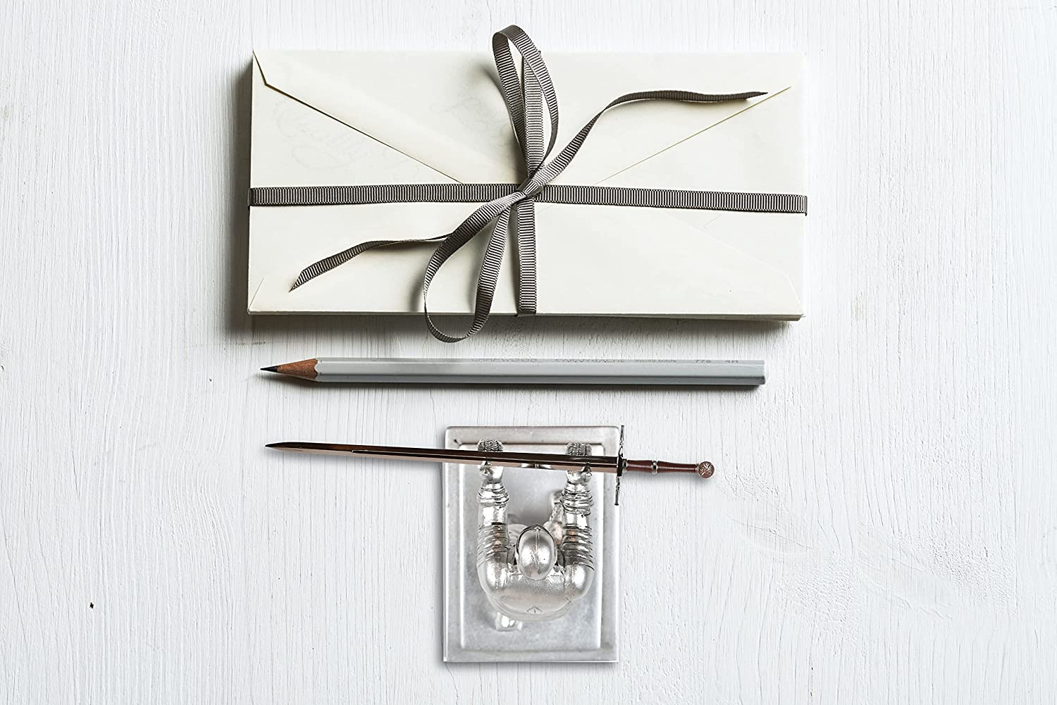 The Witcher - Geralt von Riva's Stahlschwert als Brieföffner mit Ritterständer