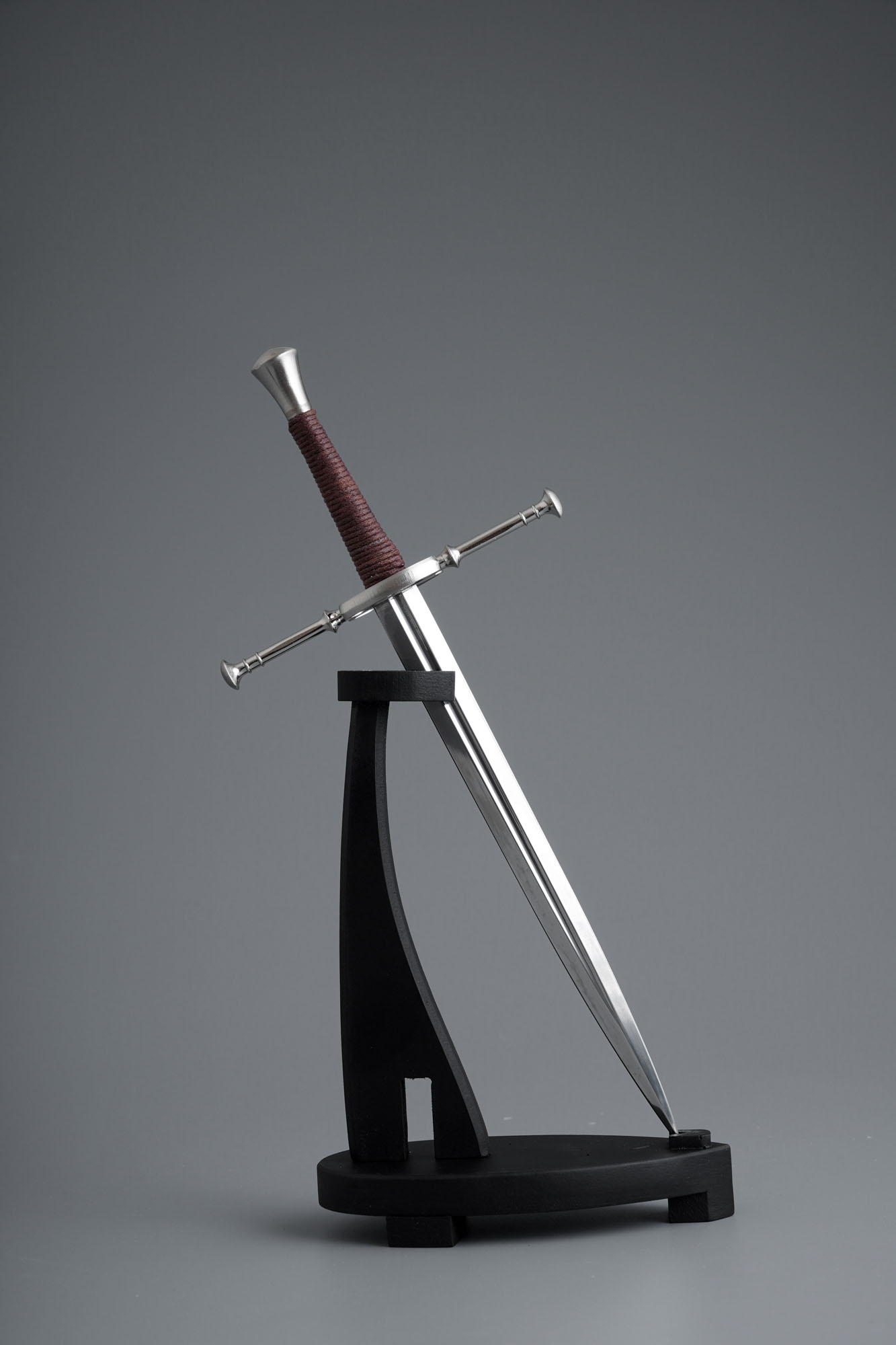 Mittelalterlicher Dolch / Brieföffner mit Scheide und Ständer