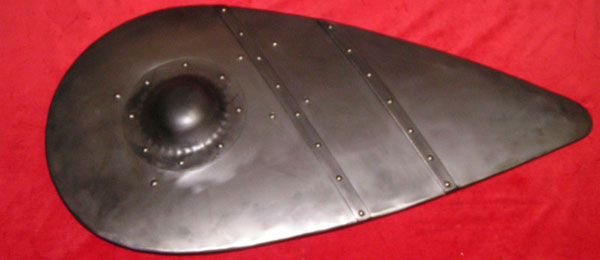 Almond-shaped battle-ready shield