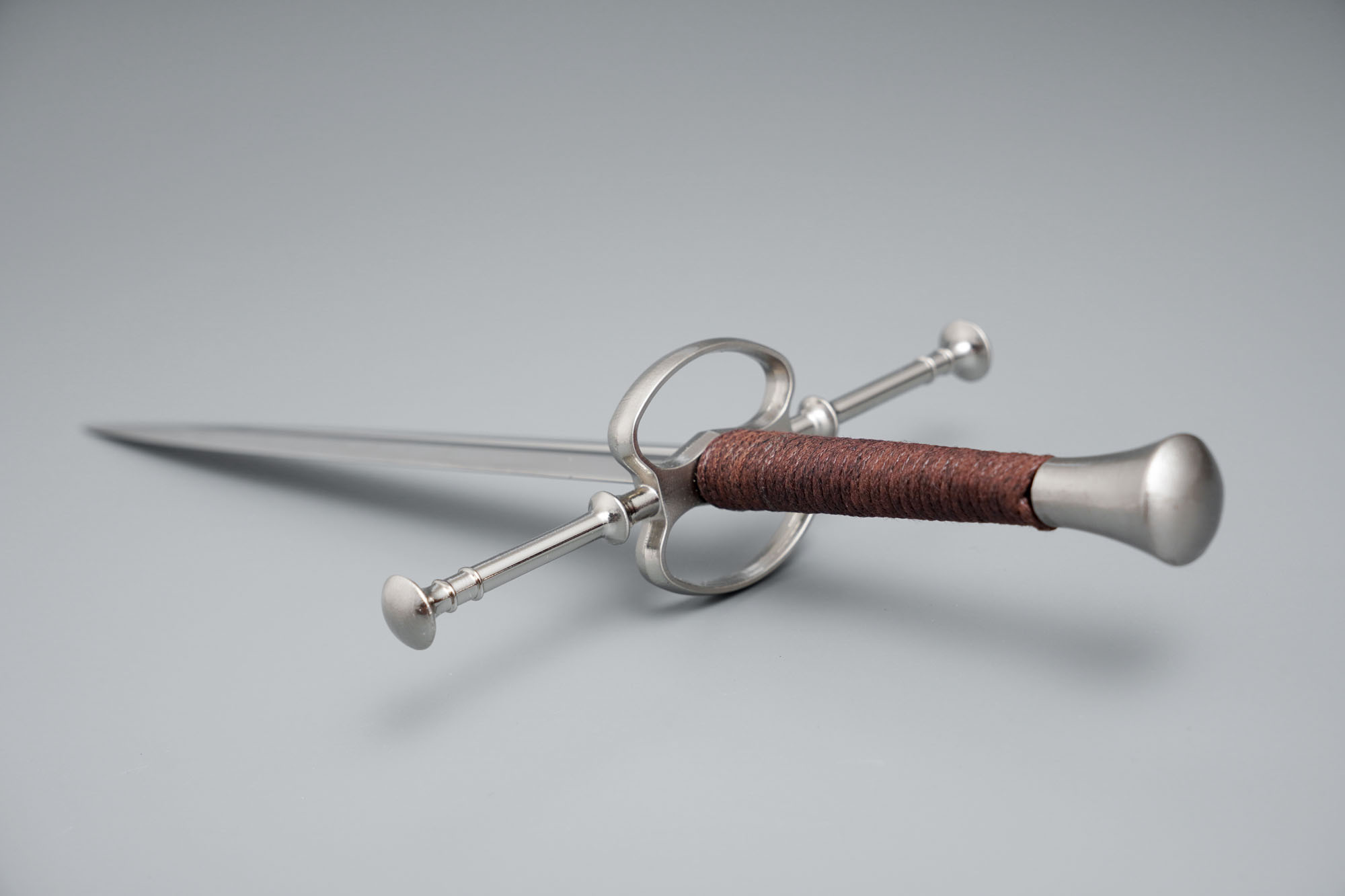 Mittelalterlicher Dolch / Brieföffner mit Scheide und Ständer