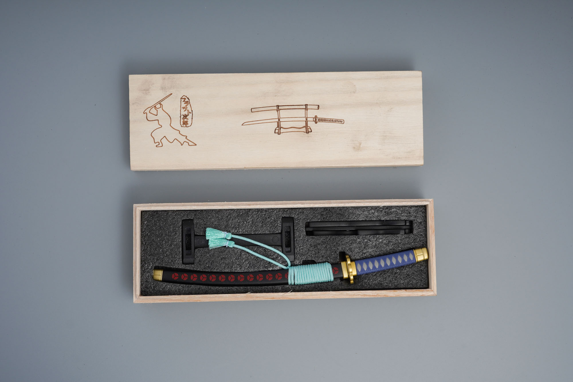 One Piece: Zoro's "Shuusui" Mini-Katana Brieföffner – Geschenk-Set in Holzbox