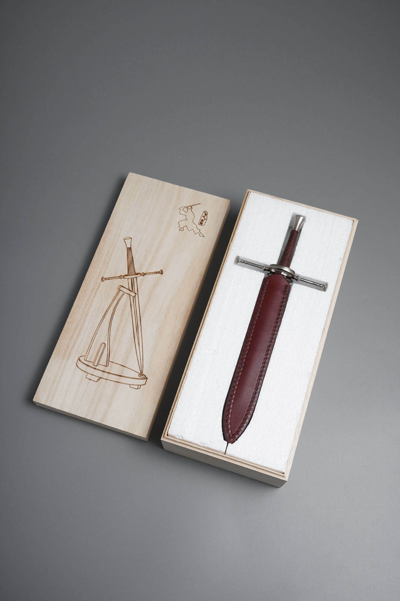 Mittelalterlicher Dolch / Brieföffner mit Scheide und Ständer