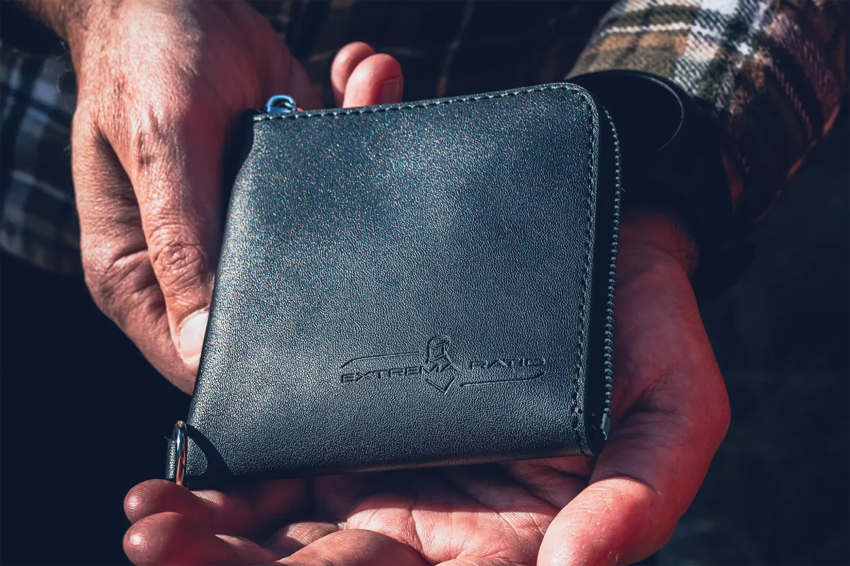 THE CARRY LEATHER ZIP WALLET