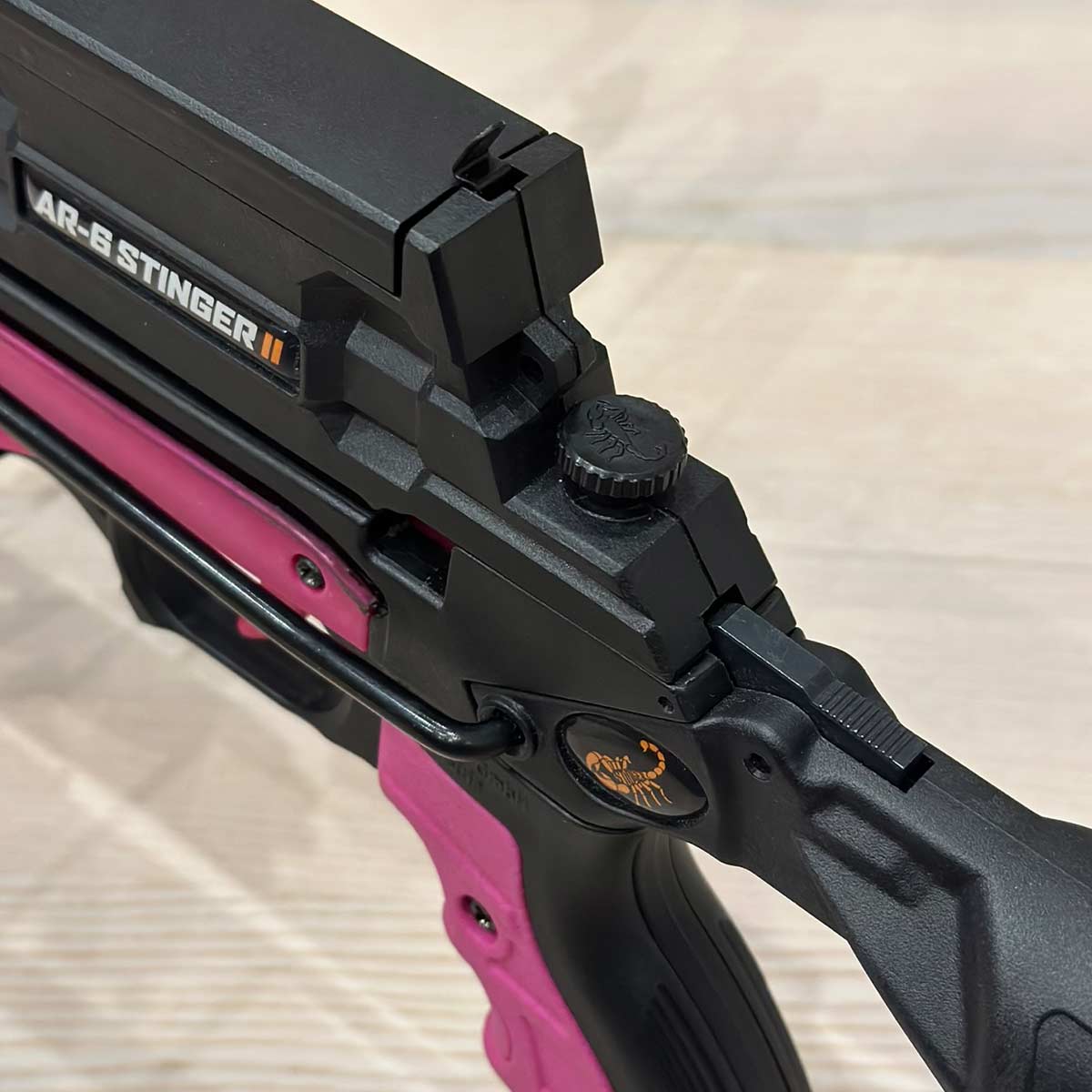 AR-6 Stinger II Tactical & Compact: Rändelschraube für Magazin