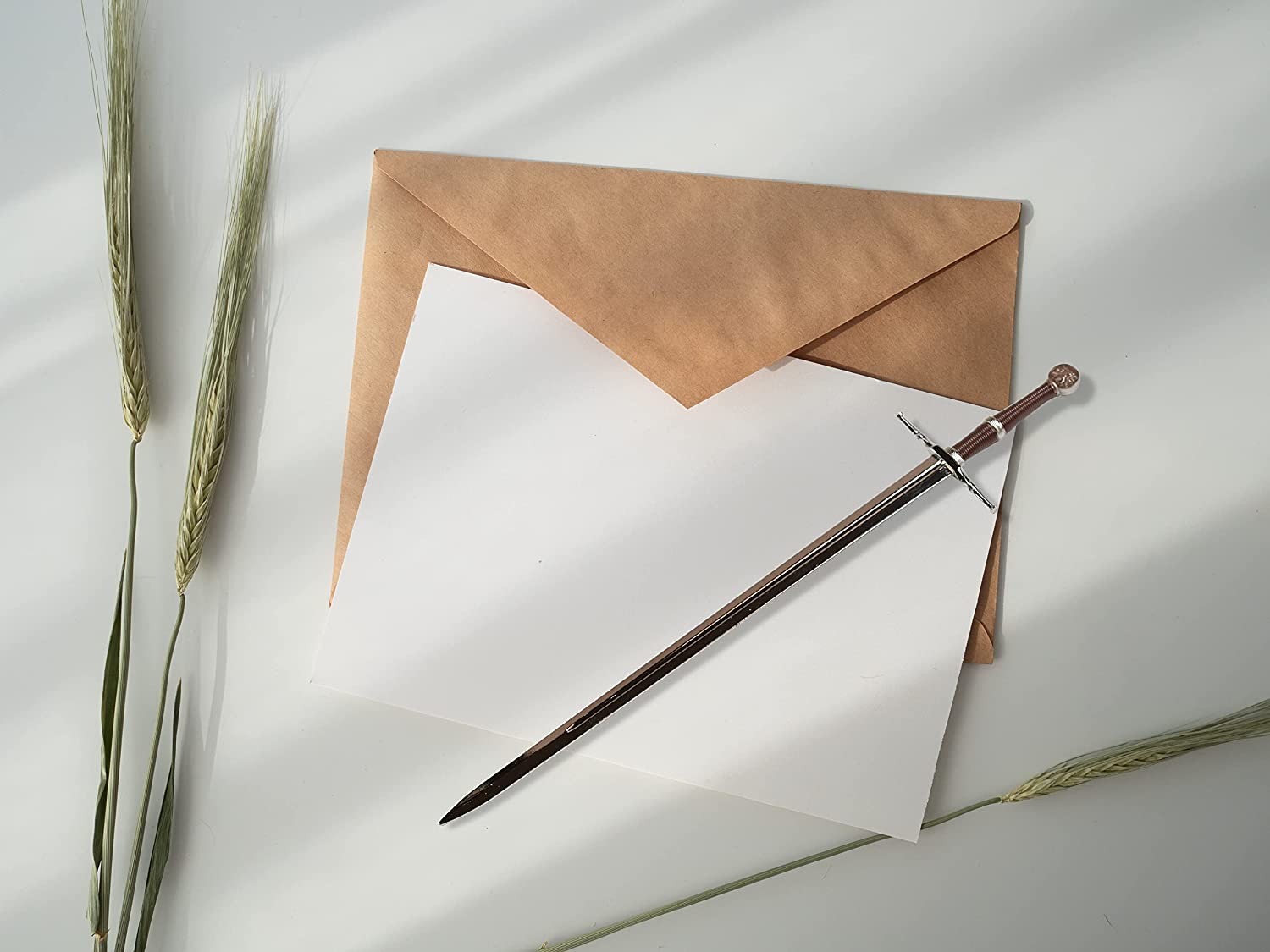 The Witcher - Geralt von Riva's Stahlschwert als Brieföffner mit Ritterständer