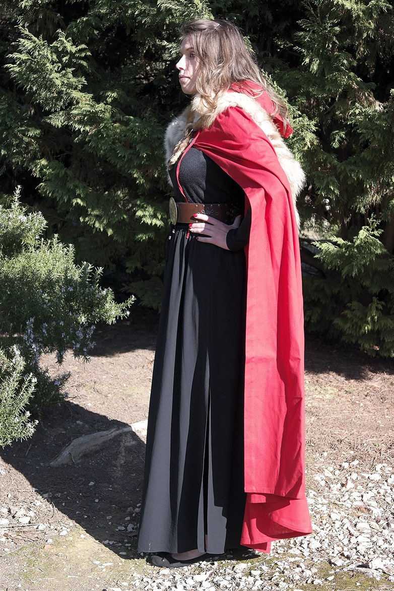 Medieval women's cape - red