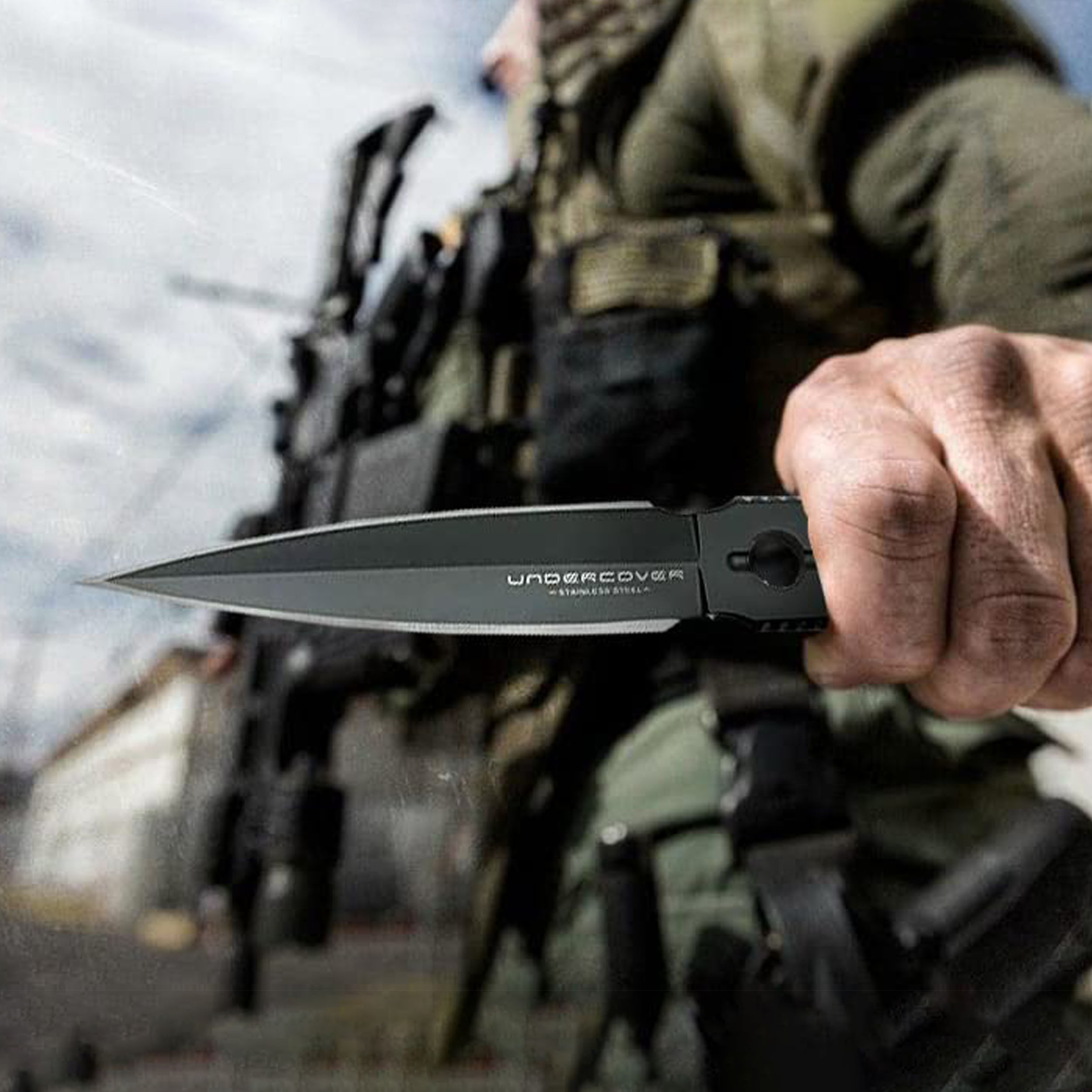 Zwei Undercover CIA Stinger-Messer und Scheide, Bundle