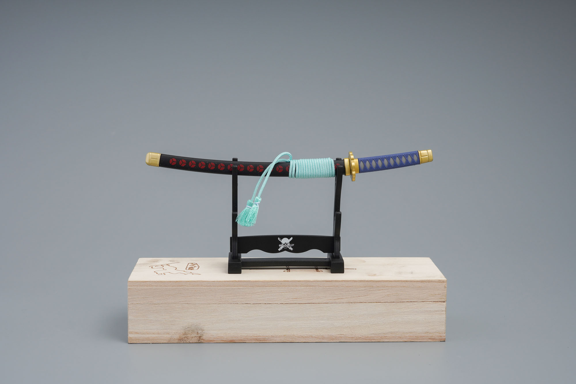 One Piece: Zoro's "Shuusui" Mini-Katana Brieföffner – Geschenk-Set in Holzbox