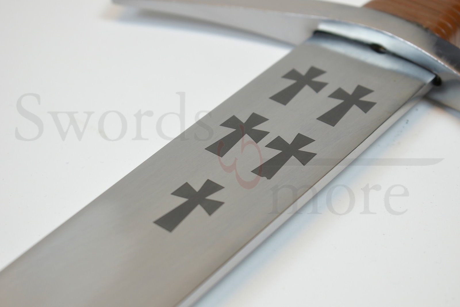 Schwert mit Kreuzen