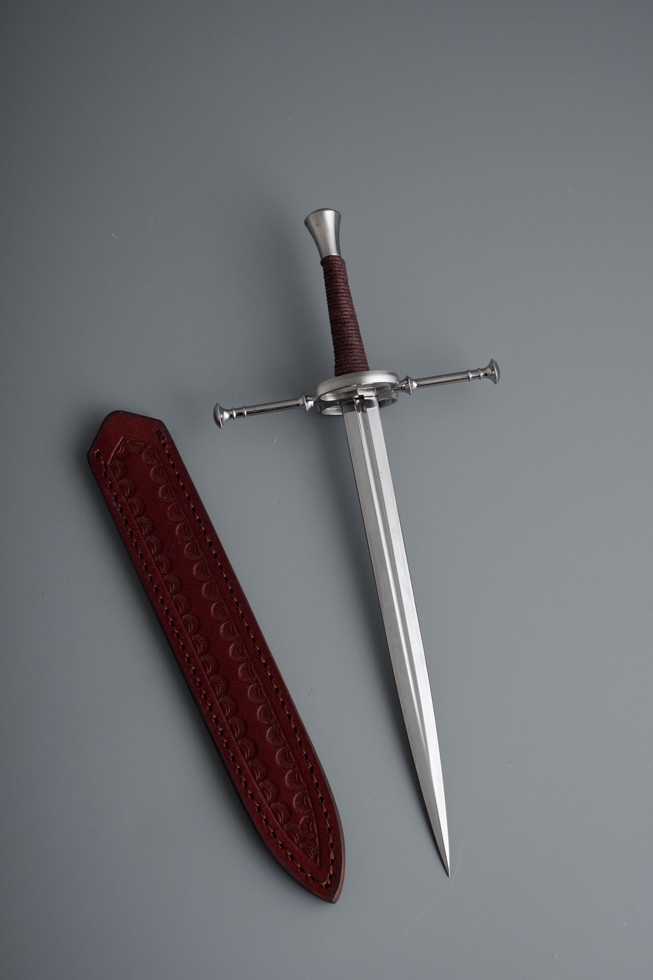 Mittelalterlicher Dolch / Brieföffner mit Scheide und Ständer