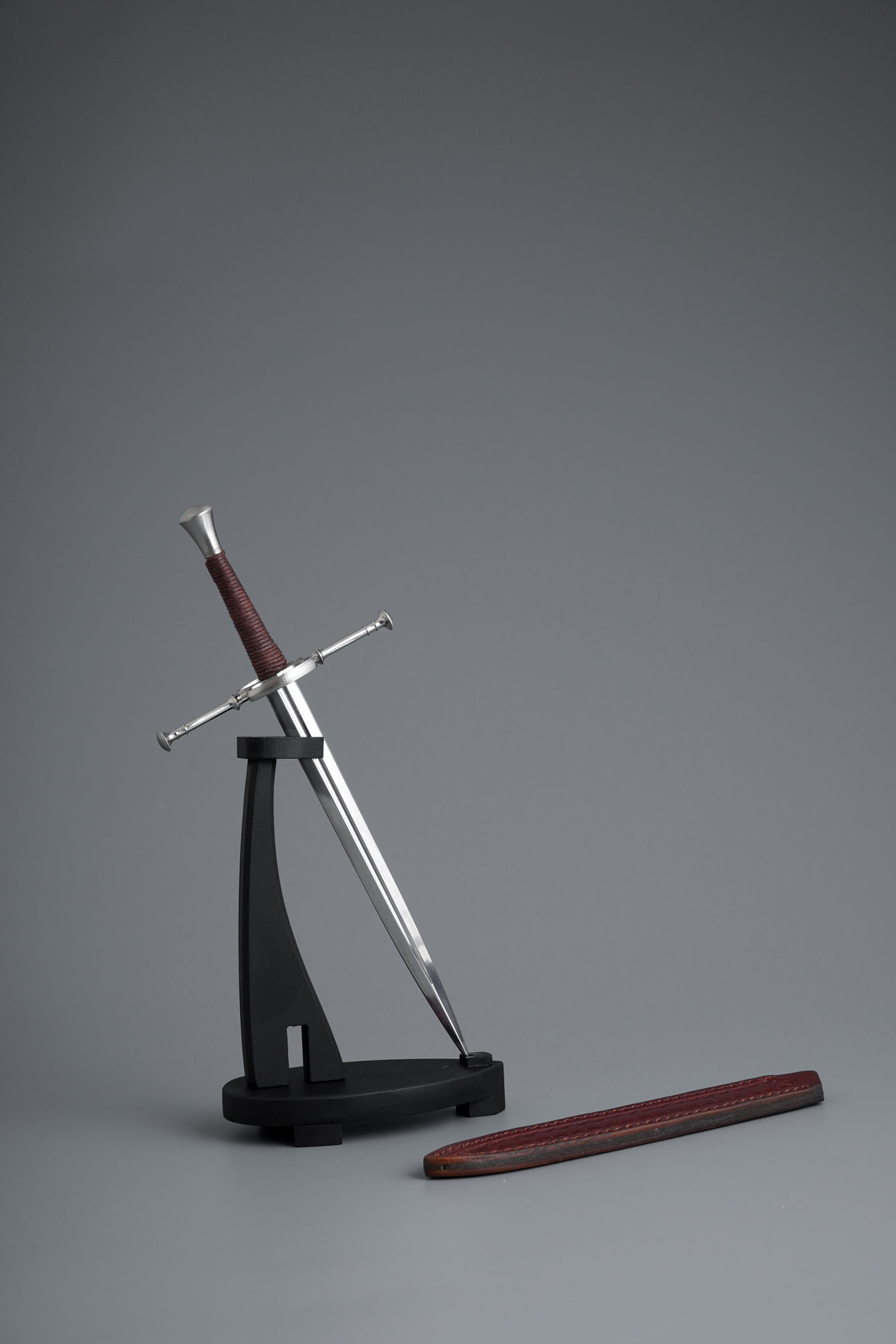 Mittelalterlicher Dolch / Brieföffner mit Scheide und Ständer