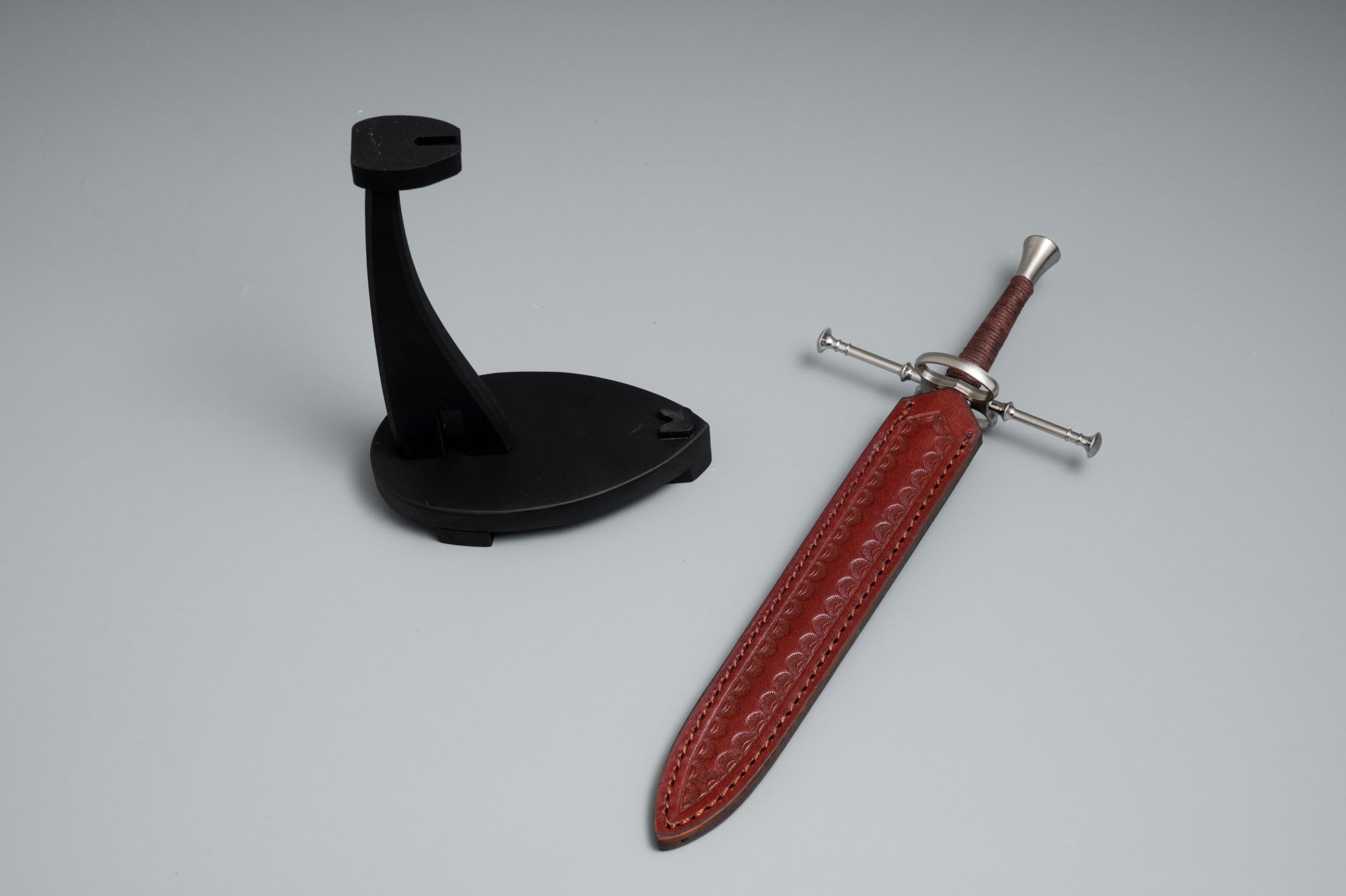 Mittelalterlicher Dolch / Brieföffner mit Scheide und Ständer