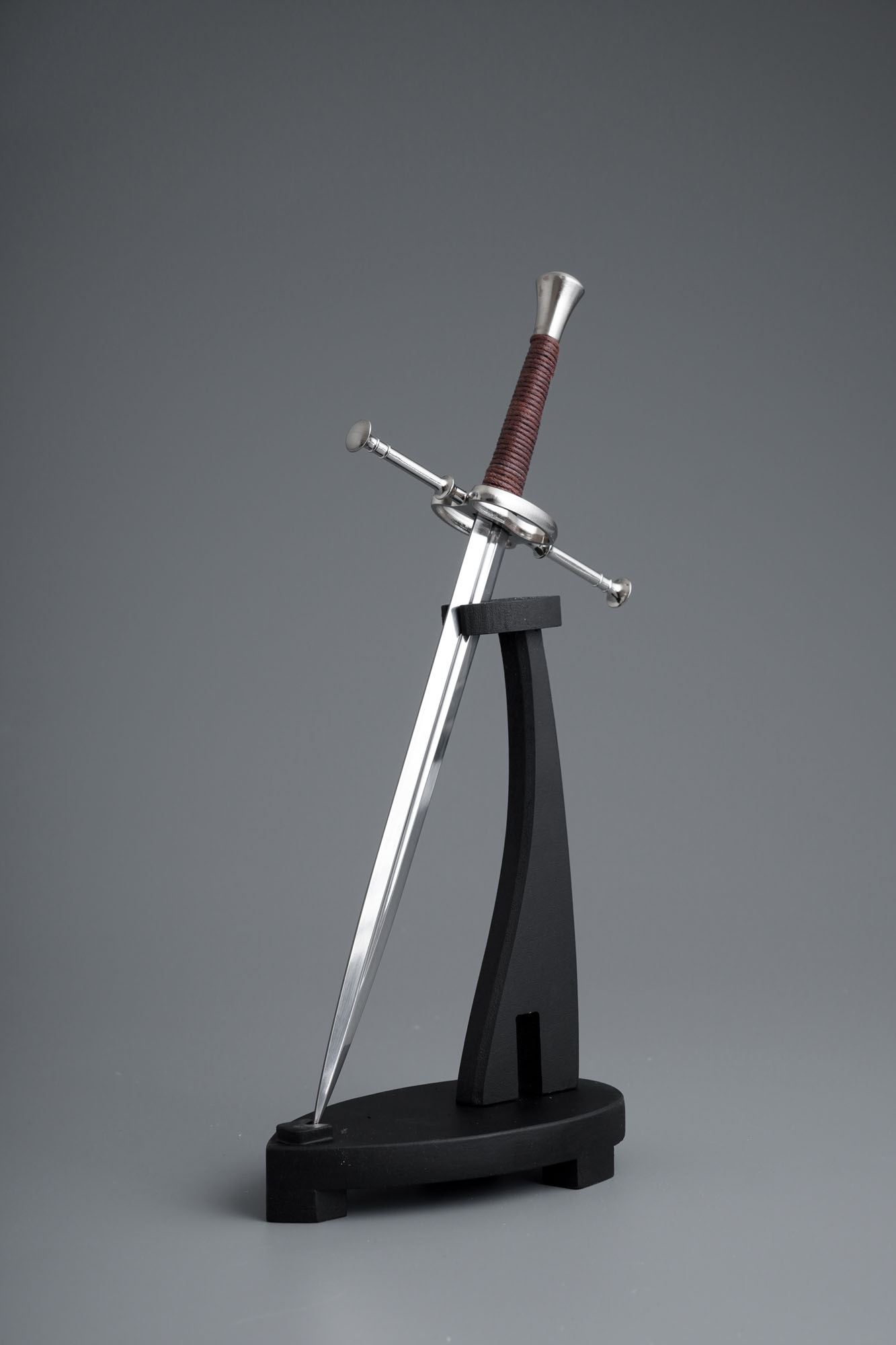 Mittelalterlicher Dolch / Brieföffner mit Scheide und Ständer