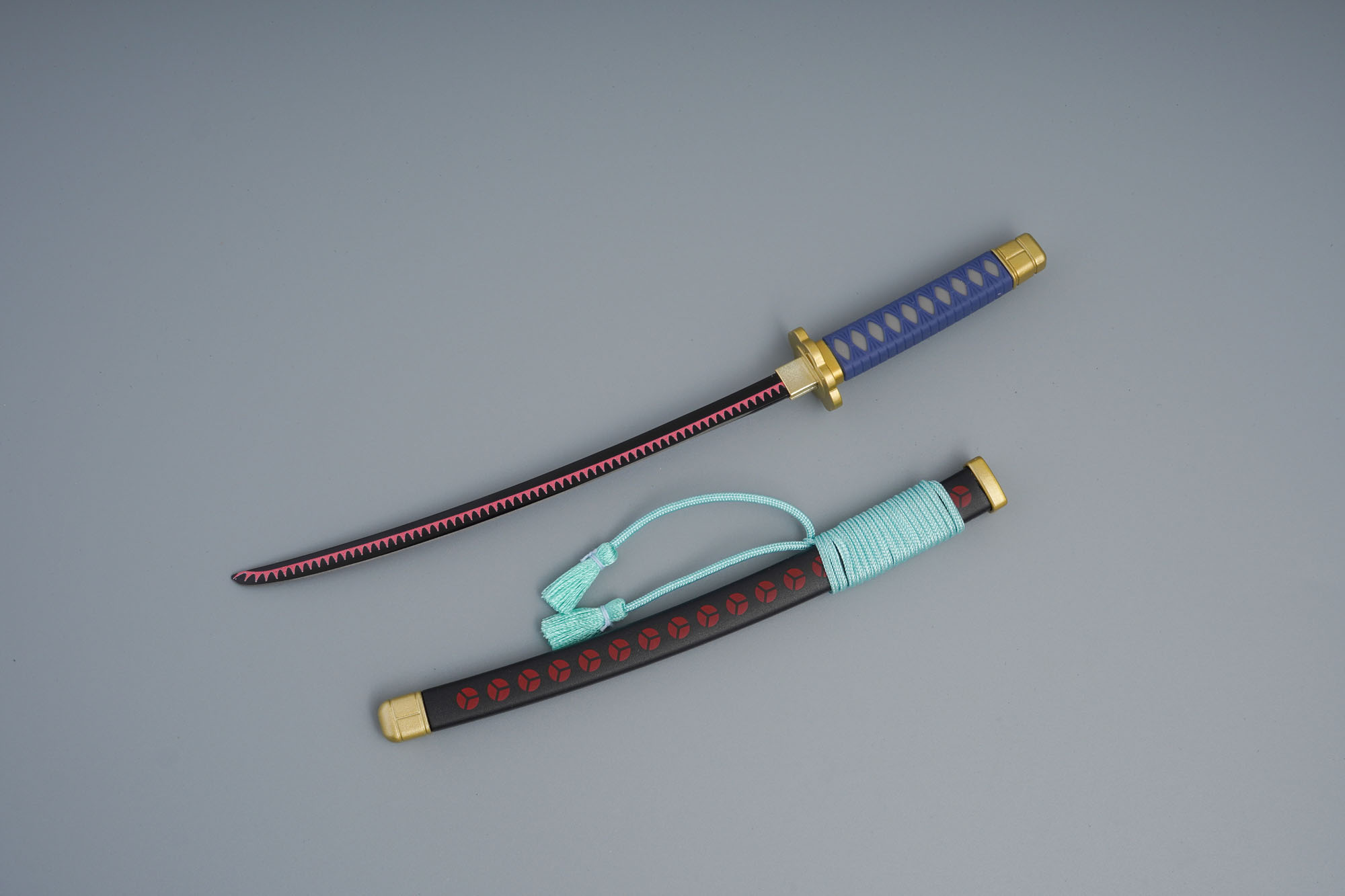 One Piece: Zoro's "Shuusui" Mini-Katana Brieföffner – Geschenk-Set in Holzbox