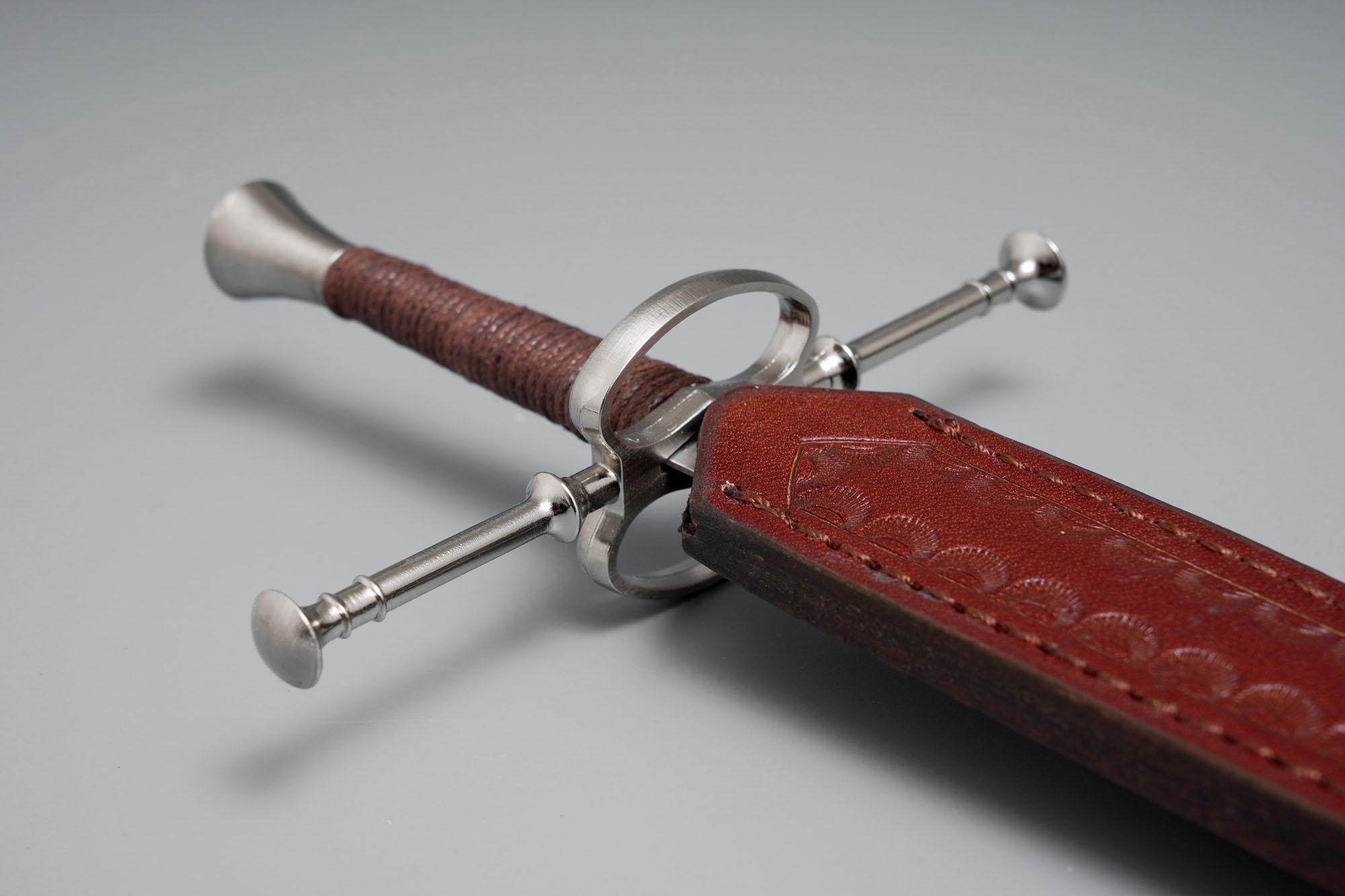 Mittelalterlicher Dolch / Brieföffner mit Scheide und Ständer