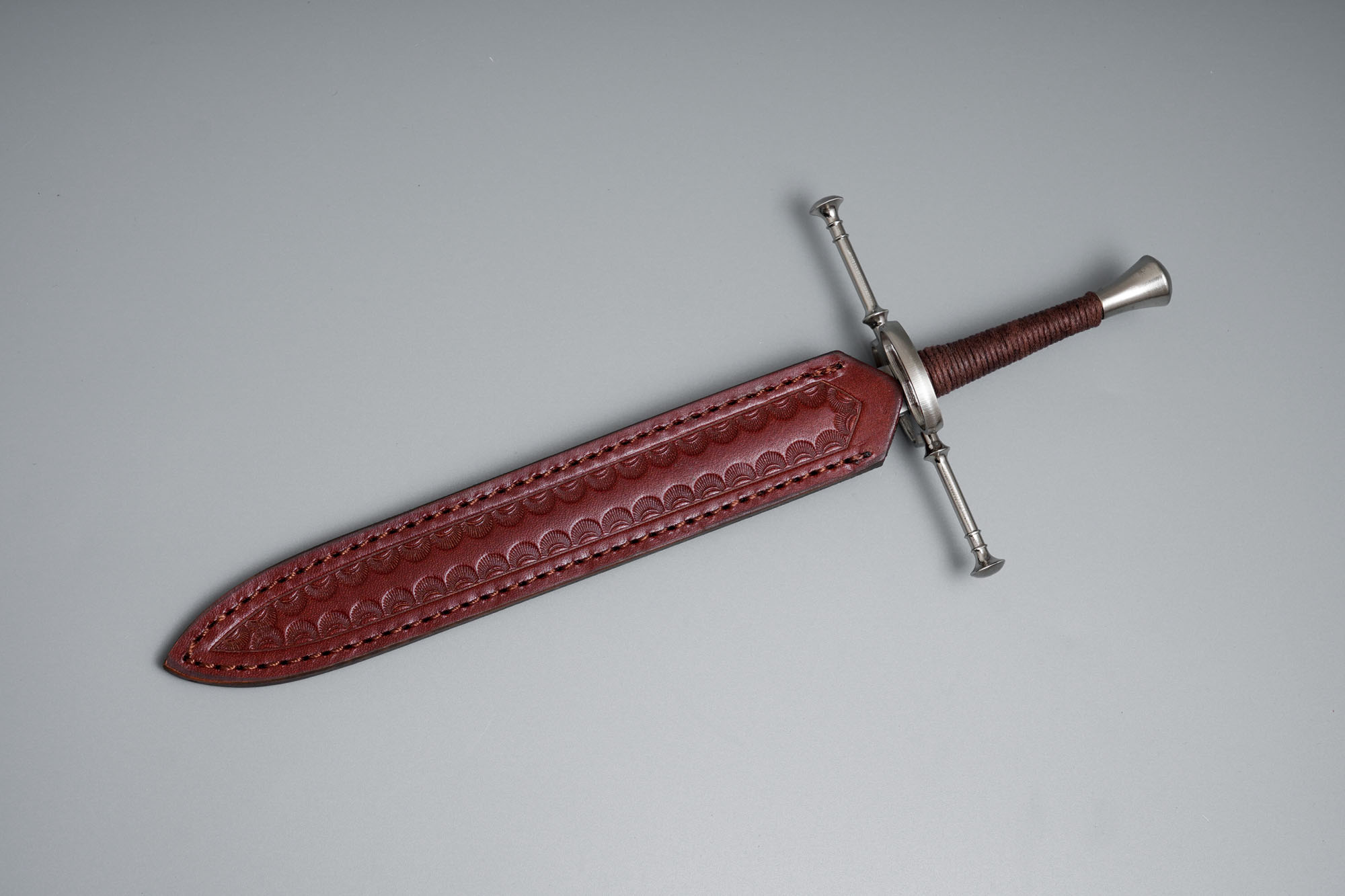 Mittelalterlicher Dolch / Brieföffner mit Scheide und Ständer